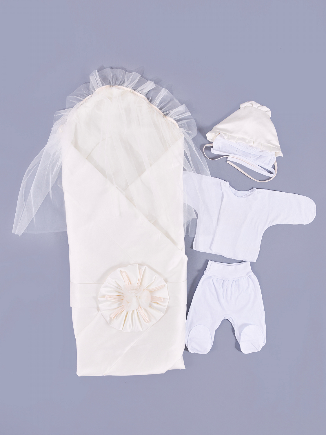К109 Комплект 5-ти предметный с вуалью "Розы":конверт-одеяло,чепчик, распашонка, ползунки,шапочка